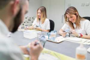 học viên đang thực hành phục hình răng tại viet dental lab